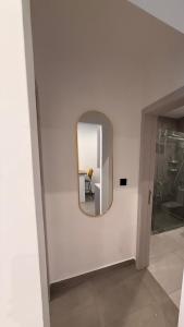 uno specchio a parete con una sedia in camera di Stylish 1-Bedroom with Stunning City View atNova with PS-5 a Accra Altre 13 foto