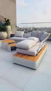 un gruppo di cuscini su un divano in camera di Stylish 1-Bedroom with Stunning City View atNova with PS-5 a Accra