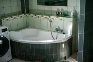 Bilik mandi di Dom w Chomranicach- Jacuzzi, domek grillowy +35 gambar