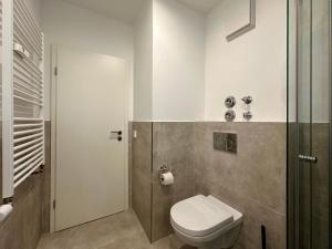 Et badeværelse på Ferienwohnung an der Roseninsel + 22 billeder