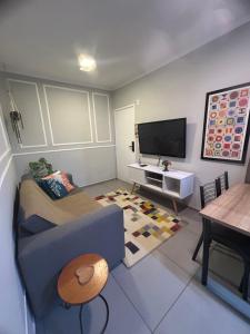 Un televizor și/sau centru de divertisment la Complete and Cozy Apartment Next to Hospital