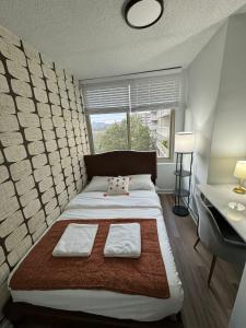 Un dormitorio con una cama grande y una ventana. en Stylish Apartment 5 min to DC with free Gym and Parking, en Arlington