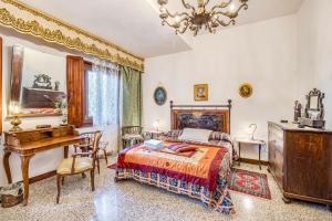 Postel nebo postele na pokoji v ubytování Villa Paola Private Pool Gym in Chianti - Happy Rentals