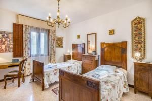 Postel nebo postele na pokoji v ubytování Villa Paola Private Pool Gym in Chianti - Happy Rentals