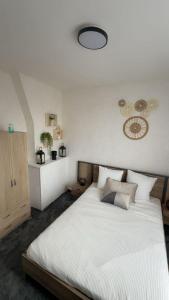 En eller flere senge i et værelse på REI Apartment, Cozy and Stylish