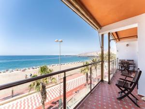 un balcón con vista a la playa en Faro's Zapillo Apartment - Almeria, en Almería