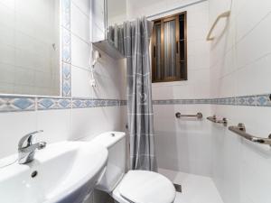 Un baño con inodoro, lavabo y ducha. en Faro's Zapillo Apartment - Almeria, en Almería 17 fotos más