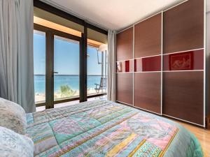 Un dormitorio con una cama y vista al mar. en Faro's Zapillo Apartment - Almeria, en Almería