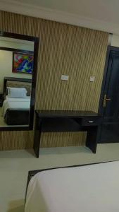 Espejo en una habitación con cama y cama en Daisy Apartment, en Lagos