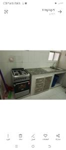 una cocina con estufa y encimera en صلاله, en Salalah