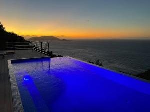 Tortola IslandVilla Modere'的可以看到海景的蓝色游泳池