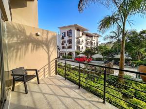 een bank op een balkon van een gebouw bij Costta Loft L1 - Santa Cruz in Santa Cruz Huatulco