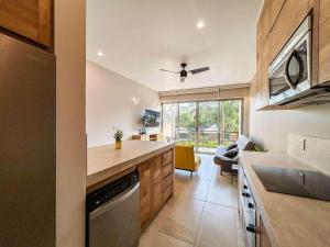 een keuken met een spoelbak en een aanrechtblad bij Costta Loft L1 - Santa Cruz in Santa Cruz Huatulco