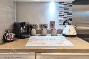 encimera de cocina con cafetera y tetera en Deluxe Croydon Apartment - NHS & Professionals, en Londres
