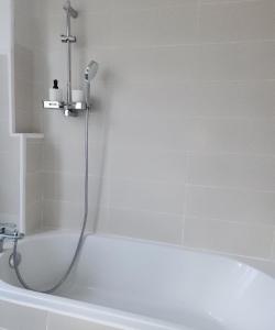 Et badeværelse på REI Apartment, Cozy and Stylish