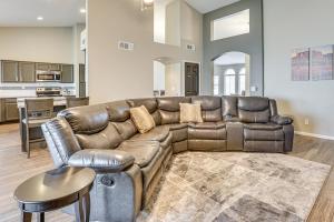 Χώρος καθιστικού στο Fenced Backyard Oasis Pet-Friendly Avondale Home