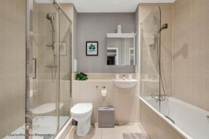 Un baño con inodoro, ducha y lavabo. en Deluxe Croydon Apartment - NHS & Professionals, en Londres