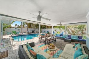 sala de estar al aire libre con piscina y patio en 4822 Fairview Dr, en Cabo Cañaveral