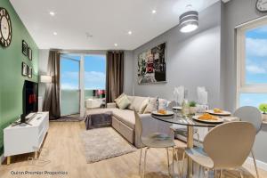 una sala de estar con un sofá y una mesa en Deluxe Croydon Apartment - NHS & Professionals, en Londres