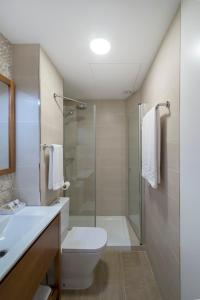 Ένα μπάνιο στο Apartamentos Maier +55 φωτογραφίες