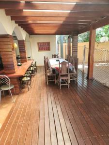 a large wooden deck with a table and chairs at Chácara Villa Matthes in Ribeirão Preto