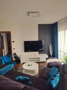 a living room with a couch and a tv at Blu Petrolio Stay-Karabas Apartments in Vicenza