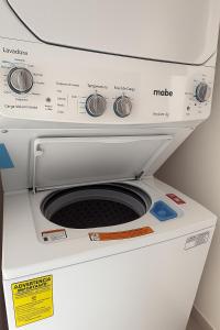 eine weiße Mikrowelle auf einem Gerät in der Unterkunft Costta C305 - Santa Cruz in Santa Cruz Huatulco