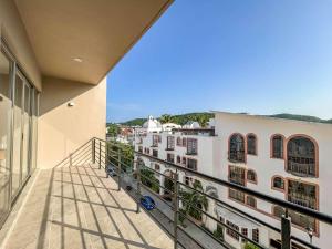 ein Balkon mit Blick auf ein Gebäude in der Unterkunft Costta C305 - Santa Cruz in Santa Cruz Huatulco