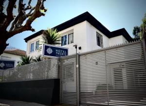 a hotel next to a fence in front of a house at Hotel 7 Norte in Viña del Mar
