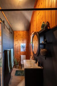 Billede fra billedgalleriet på The Cactus Deck by Matilo Cabins Klein Karoo R62 with Hot-tub i Calitzdorp