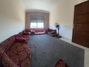 Ένα ή περισσότερα κρεβάτια σε δωμάτιο στο شقة مفروشة للإيجار في عجلون رأس منيف