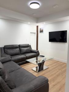 Billede fra billedgalleriet på 2 Bdrm SuiteTV WifiNewly Built 20 mins Airport i Nisku + 18 billeder