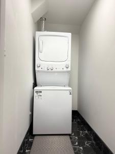 Billede fra billedgalleriet på 2 Bdrm SuiteTV WifiNewly Built 20 mins Airport i Nisku