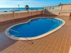 a large swimming pool with the ocean in the background at 1ª LÍNEA DAYTONA BEACHFRONT in Oropesa del Mar