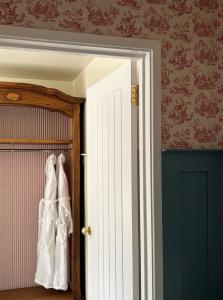 un paio di scarpe da sposa bianche appese a una porta di Emma's Cottage a Glenarm