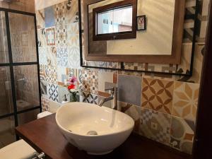 une salle de bain avec un lavabo et un miroir dans l'établissement Hermosa casa de campo en Lamay -Calca, à Cusco 20 autres photos