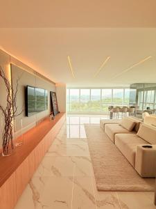 Μια τηλεόραση ή/και κέντρο ψυχαγωγίας στο Luxury with Spa at Marina Beach Towers