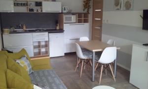 Kuchyňa alebo kuchynka v ubytovaní Apartmány Lea