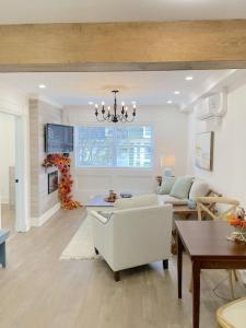 una sala de estar con un sofá y una mesa en HarbourGate Condos & Studios, en St. John's