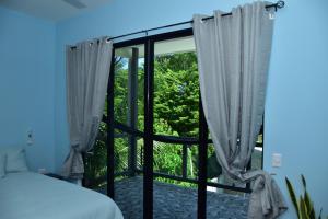 Кровать или кровати в номере Catch a Wave Beach House 5 Min to Shore +40 фотографий