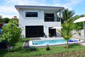 Бассейн в Catch a Wave Beach House 5 Min to Shore или поблизости