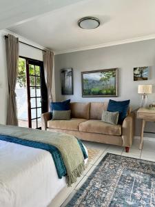 a bedroom with a bed and a couch at Little Studio in Tokai in Tokai +16 photos
