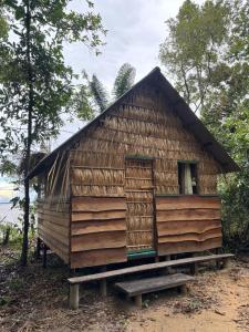 a small wooden hut with a window on the side at Casa da Ilha Cotijuba in Belém