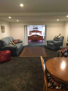 una sala de estar con un sofá y una mesa en Otumoetai 2 bedroom, en Tauranga 21 fotos más