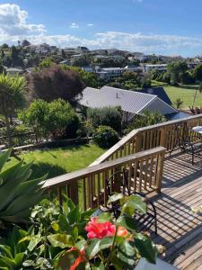 una terraza de madera con vistas a un patio en Otumoetai 2 bedroom, en Tauranga