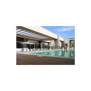 un rendimiento de un edificio con piscina en Sandton Skye Apartment, en Johannesburgo