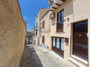 an alley in an old town in croatia at Polizzihouse in Polizzi Generosa