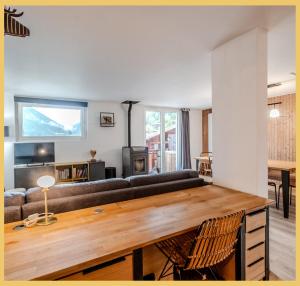 una sala de estar con un sofá y una mesa en Chez François I T4 I Morzine, en Morzine