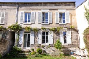 an old stone house with white shutters at Topa Casa Gîte d'hôtes à Creil in Creil