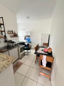 ベレンにあるQuarto em apartamento cop30の部屋にテーブルと椅子のあるキッチン